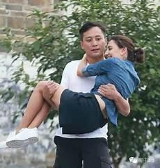 一个男生抱着哈士奇的头像